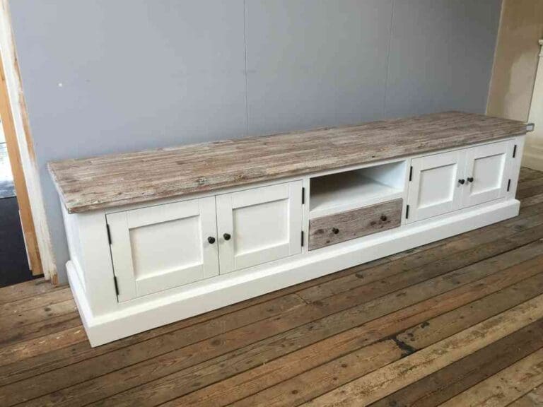 Landelijk TV-meubel, wit, glad paneel.