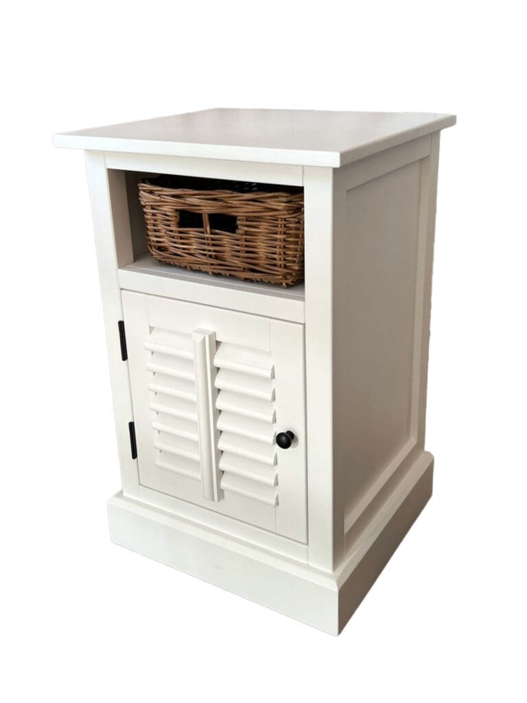 Landelijk nachtkastje, wit, shutters.