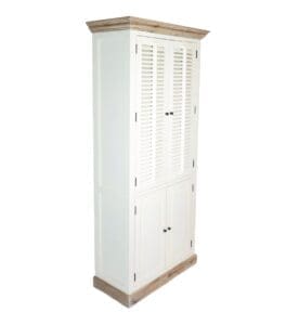 Landelijke witte kast met shutters