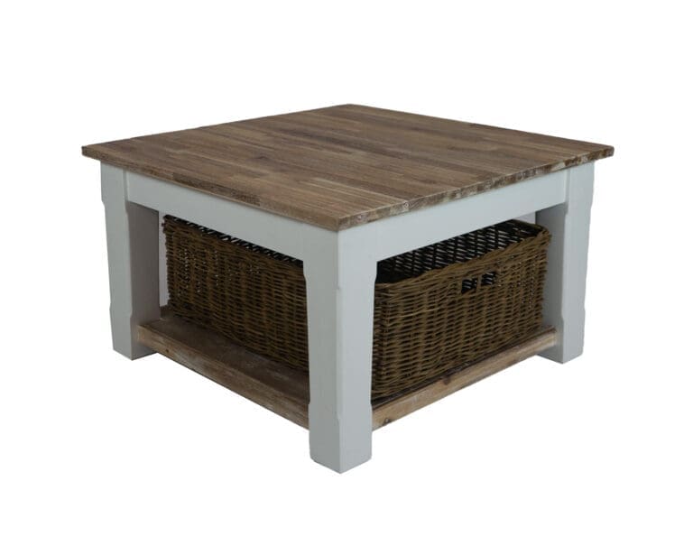 Landelijke witte salontafel met mand, recht.