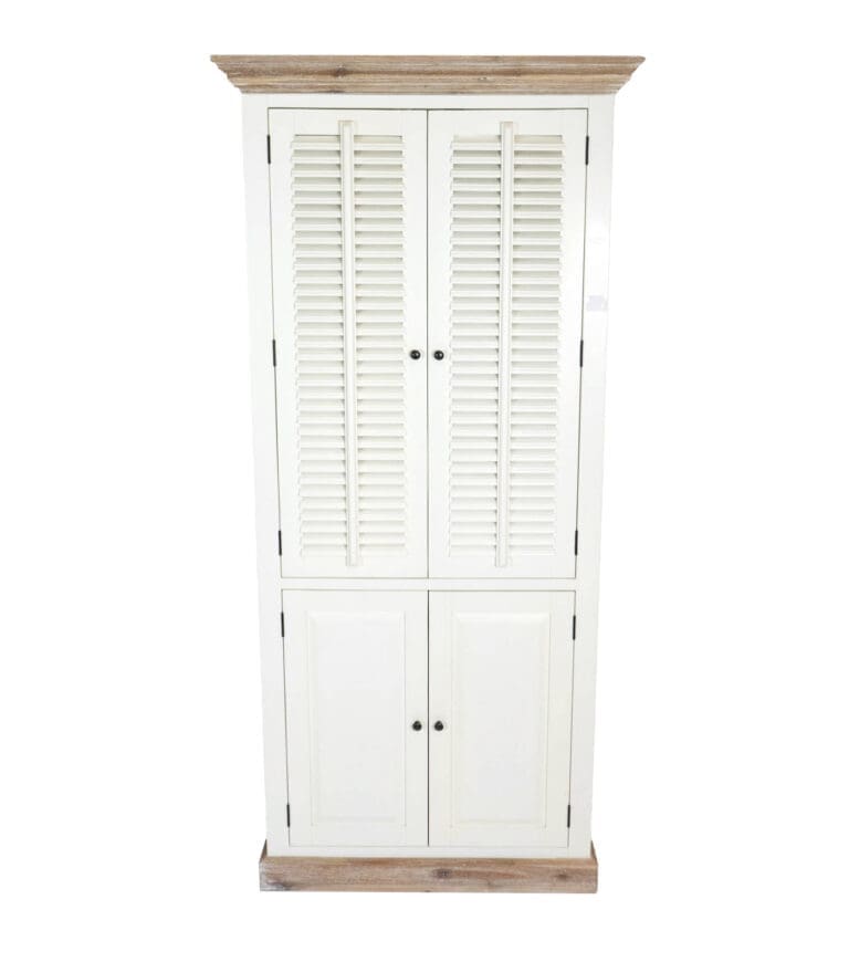 Landelijke witte kast met shutters