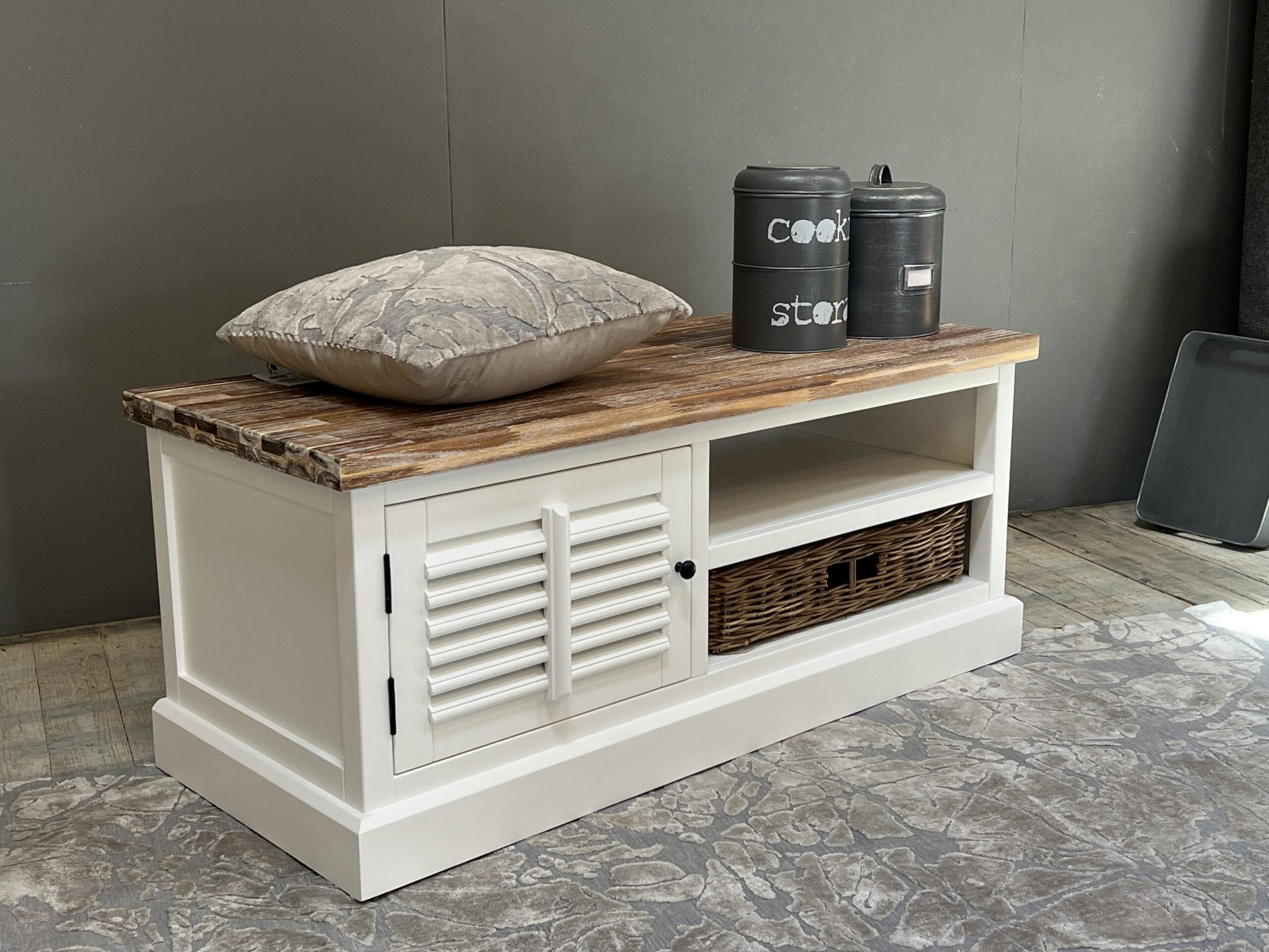 Landelijk TV-meubel met shutters