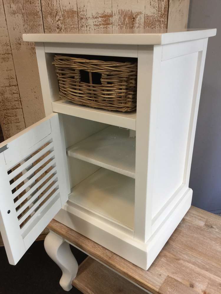 Landelijk nachtkastje, wit, shutters.