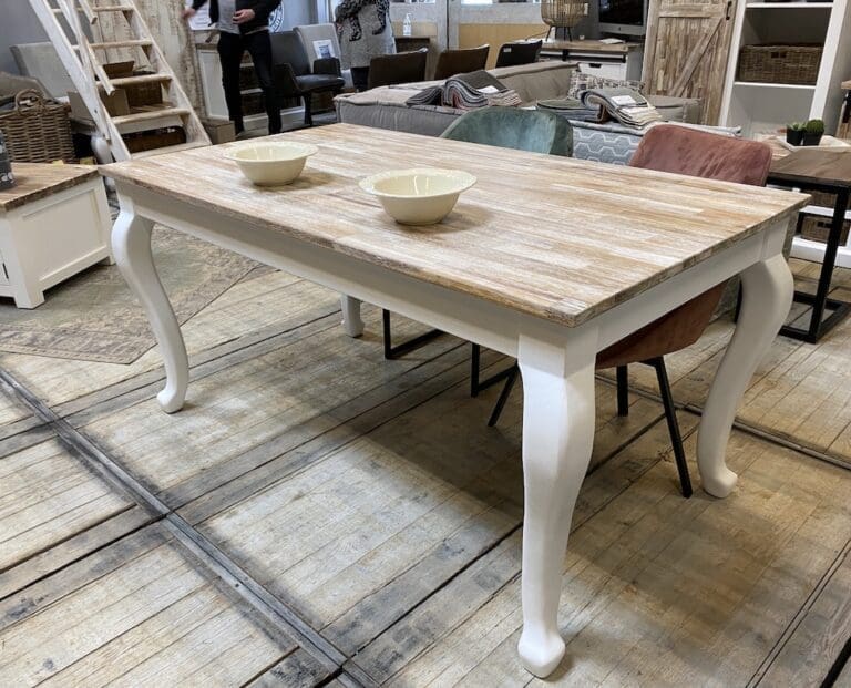 Landelijke tafel met barok poten