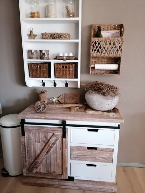 Landelijk wit kastje met barndoor en laden