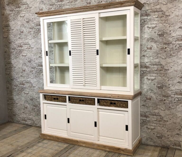 Landelijke vitrinekast, wit, met of zonder shutterdeur, manden