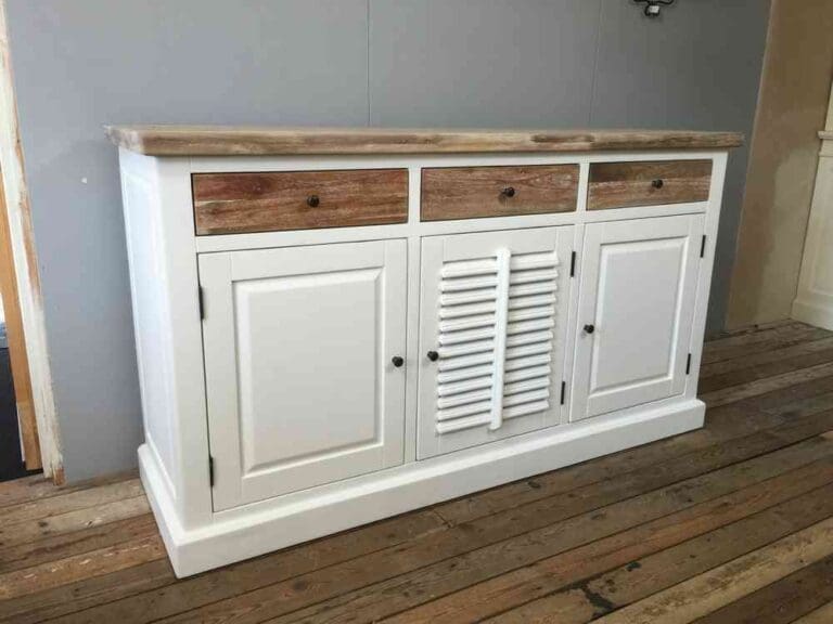 Landelijk dressoir met houten laden