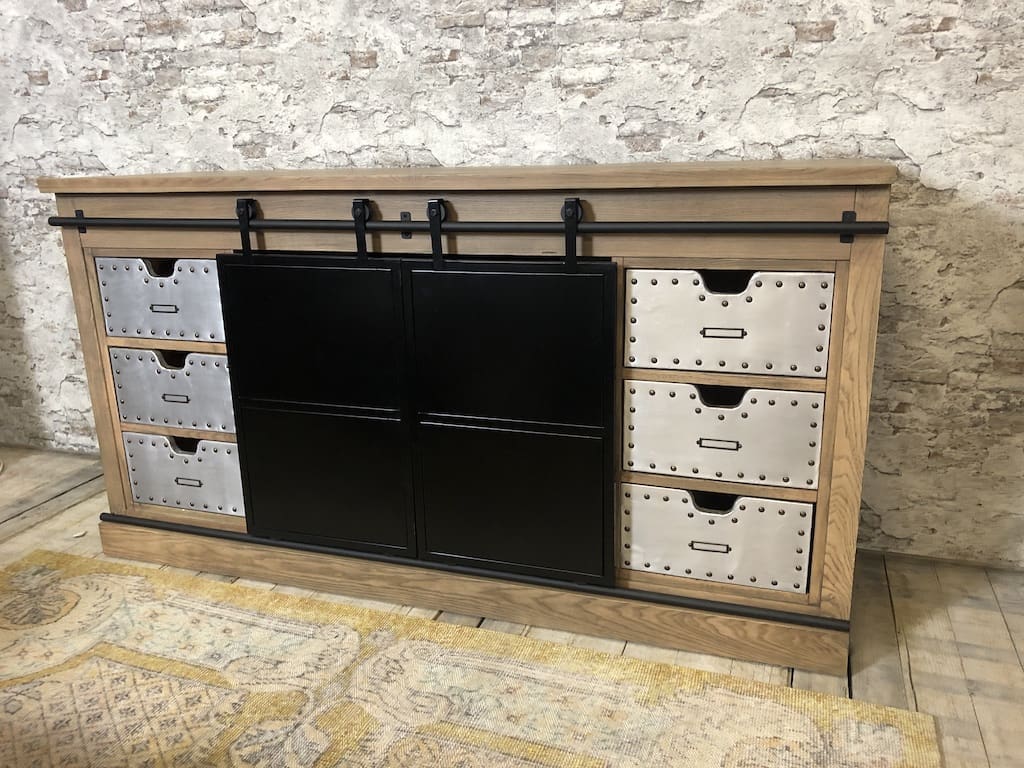 Industrieel dressoir ijzeren schuifdeuren.