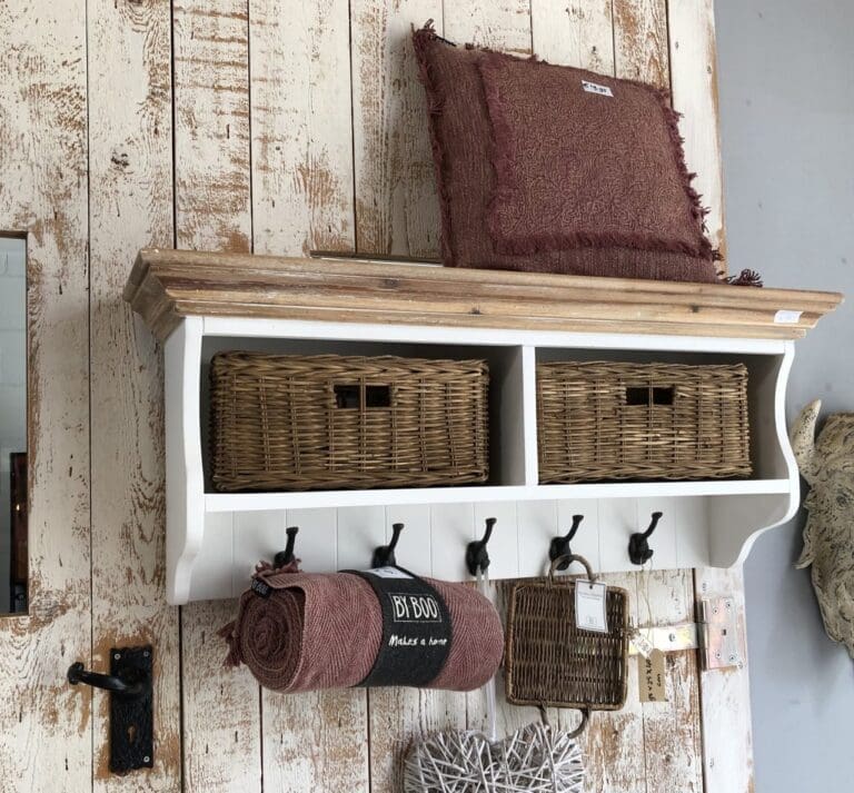 Landelijke kapstok met manden