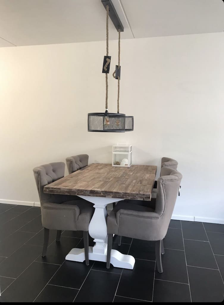 Landelijke tafel met kolompoten (klassiek bol)