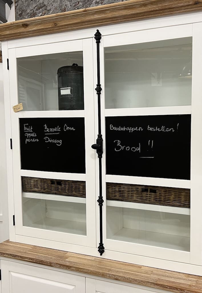 Landelijke vitrinekast, wit, manden