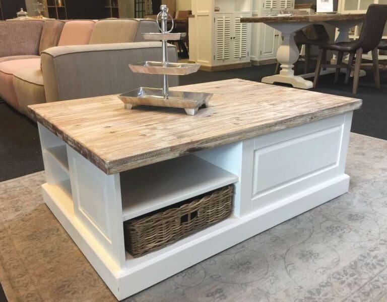 Landelijke salontafel met vier manden