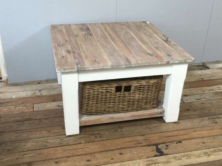 Landelijke witte salontafel met mand, recht.