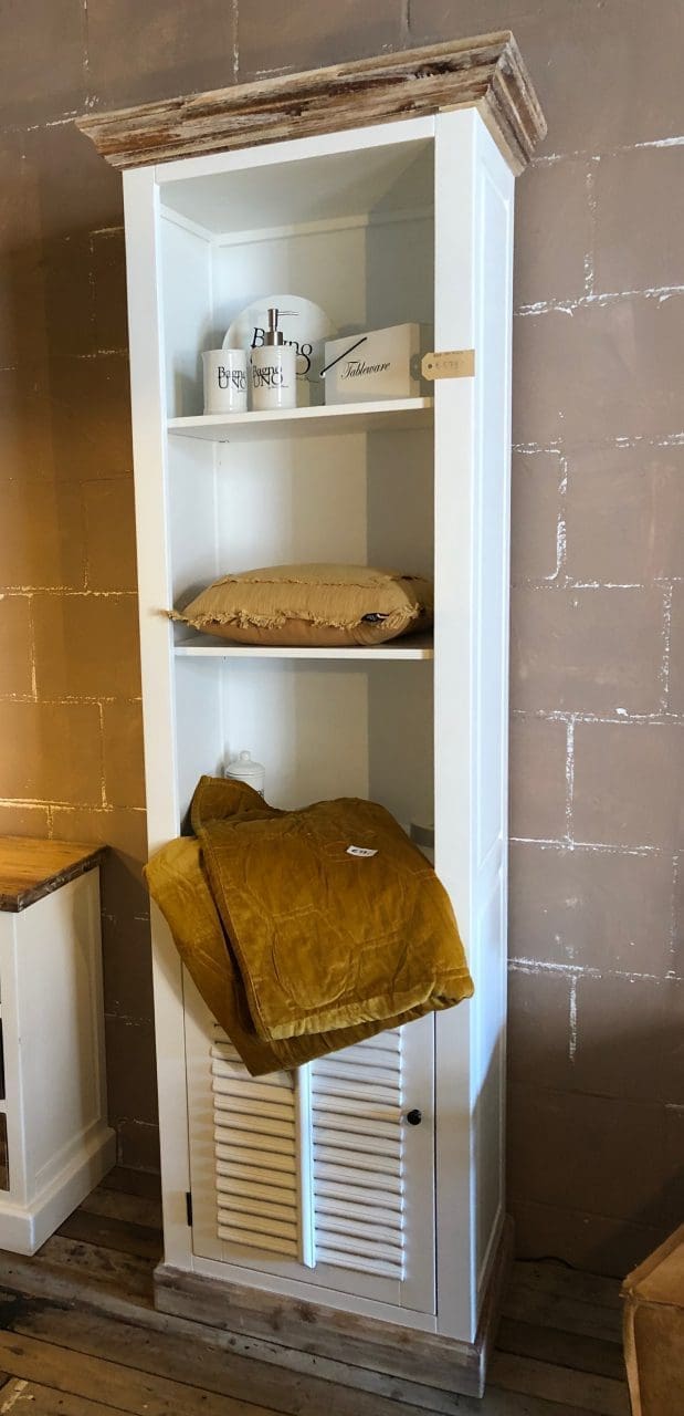 Landelijke boekenkast shutterdeurtje