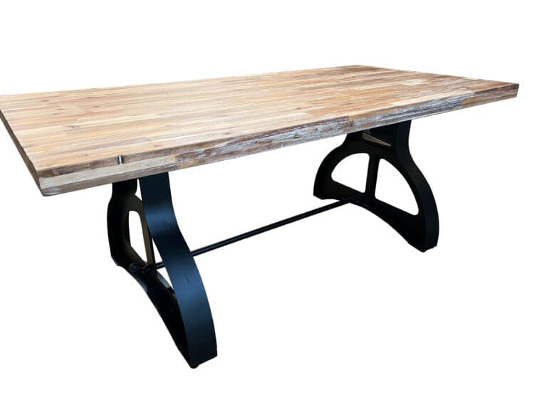 Landelijke tafel met kolompoten (metaal)