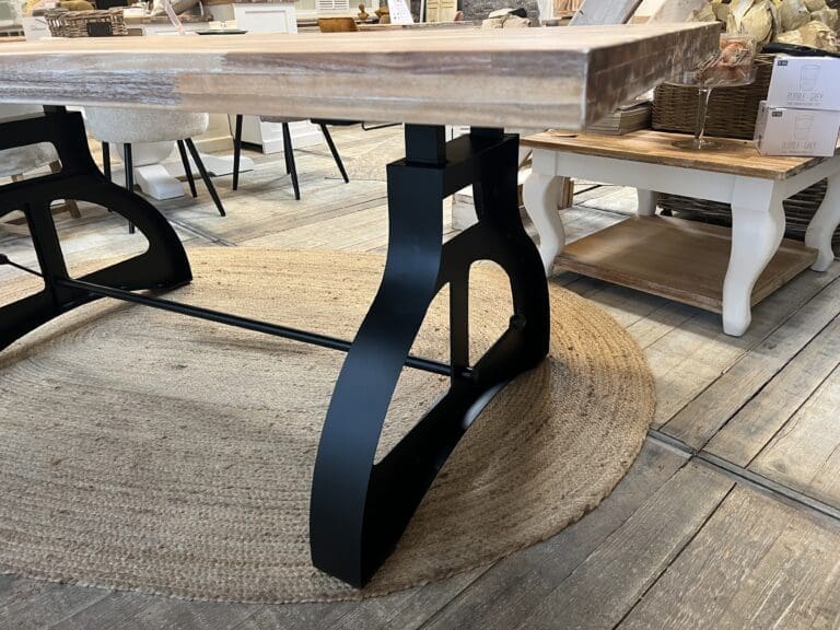 Landelijke tafel met kolompoten (metaal)